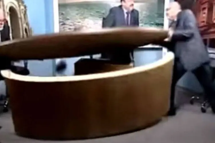 Imagem da televisão mostra dois homens brigando durante programa na TV da Jordânia (Reprodução/Youtube)