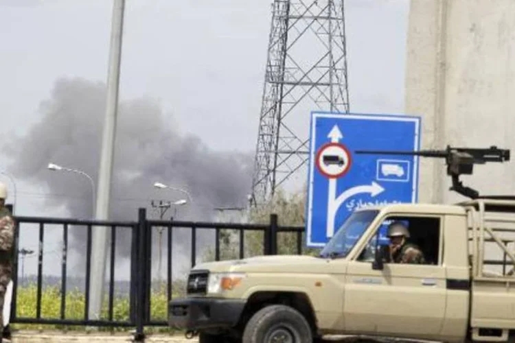 Soldados jordanianos guardam posto de fronteira: a ajuda aos rebeldes da Arábia Saudita, Catar, Jordânia e Turquia, que são apoiados pelos Estados Unidos e buscam deter o regime, agora é maior e mais eficaz (AFP/ Khalil Mazraawi)