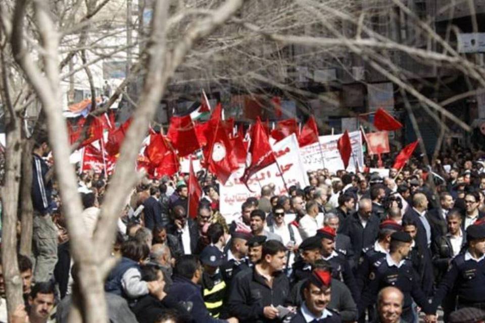 Jordanianos protestam em Amã para exigir reformas políticas