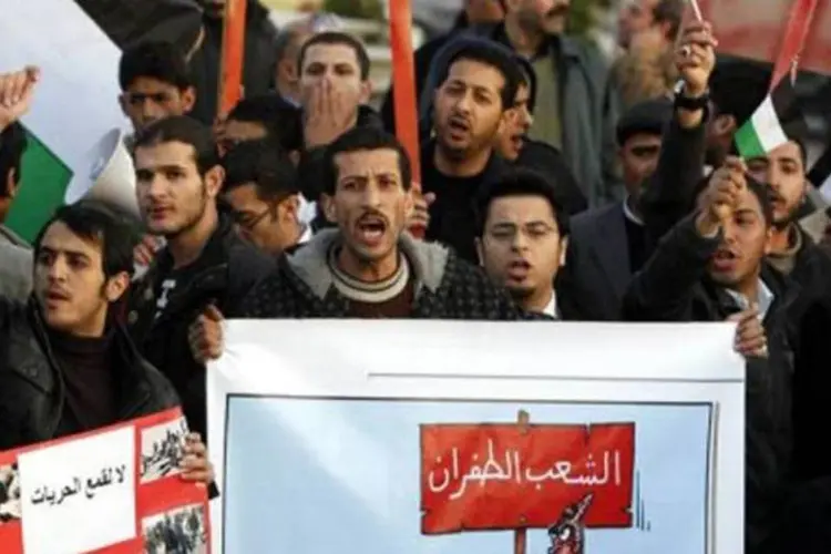 Os participantes da passeata traziam cartazes e cantavam palavras de ordem para pedir que as reformas sejam aceleradas (Khalil Mazraawi/AFP)