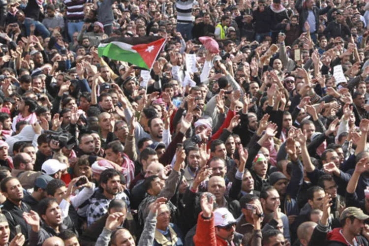 
	Manifestantes protestando na Jornd&acirc;nia, na Primavera &Aacute;rabe
 (Muhammad Hamed/Reuters)