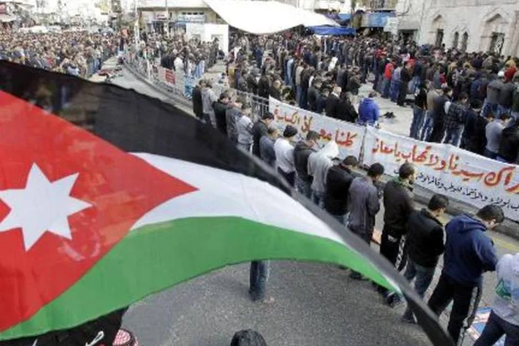 Jordanianos se reunem em frente a mesquita de Amã: EI publicou entrevista com o piloto jordaniano capturado (Khalil Mazraawi/AFP)