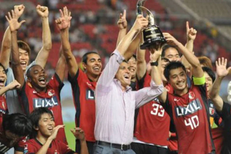 Jorginho comemora com jogadores a conquista do Suruga Bank Championship na final contra o Universidad de Chile em 2012
 (Kazuhiro Nogi/AFP)