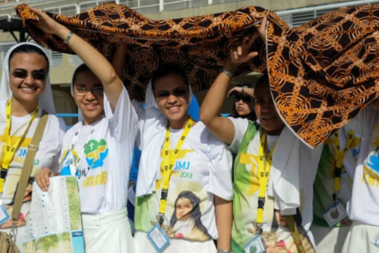 Peregrinos vão ao sambódromo do Rio de Janeiro para retirar o kit da Jornada Mundial da Juventude (Tânia Rêgo/ABr)