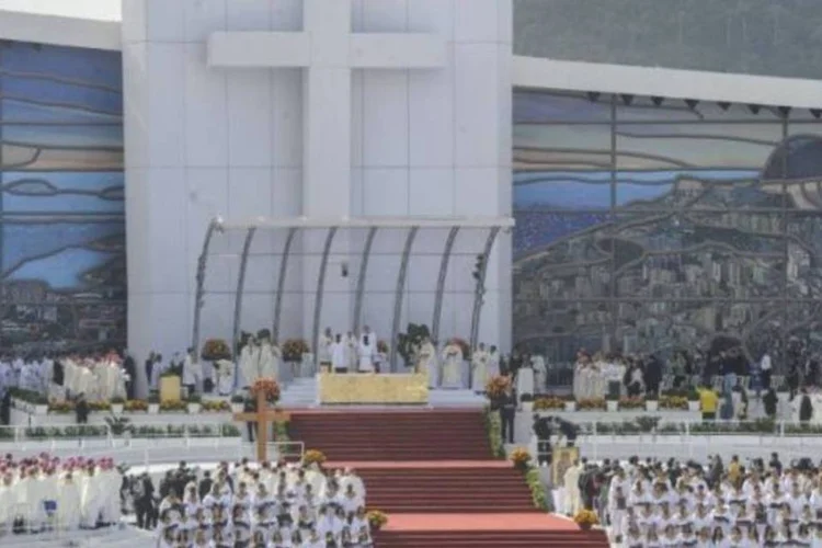 Fiés assistem ao papa Francisco celebrar a Santa Missa pela 28ª Jornada Mundial da Juventude (JMJ), na praia de Copacabana (Agência Brasil)