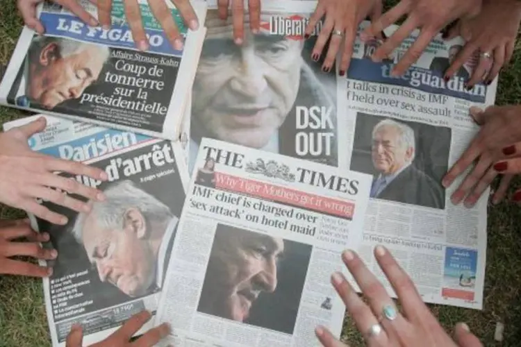 Jornais estapam Strauss-Kahn nas capas. Franceses se mostraram chocados com a decisão de não conceder fiança ao diretor do FMI (Franck Prevel/Getty Images)