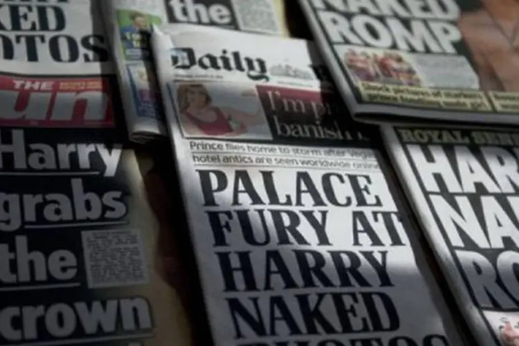 
	Capas de jornais de Londres sobre as fotos do pr&iacute;ncipe Harry: a imprensa brit&acirc;nica tem muita considera&ccedil;&atilde;o com a fam&iacute;lia real desde a morte de Diana, a m&atilde;e de Harry, em 1997
 (©AFP / Daniel Sorabji)