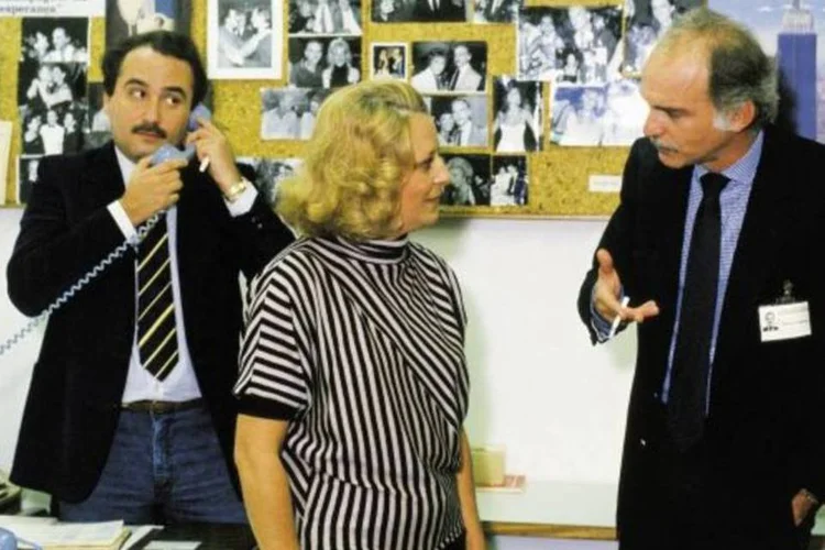 Zózimo Barroso do Amaral, colunista social, com sua secretária Marli Gonçalves e o redator Fred Suter, na redação do Jornal do Brasil (Luiz Carlos David/Dedoc)