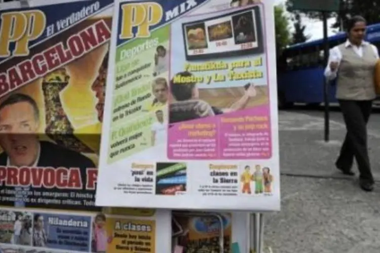 Mulher passa por banca de jornal que vende a primeira edição do jornal El Verdadero (.)