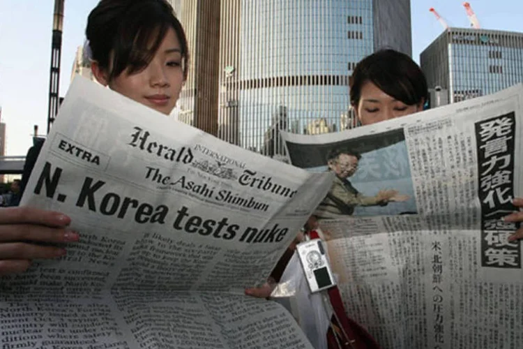 Cena comum em Tóquio: no Japão, jornais online são considerados produtos secundários (Koichi Kamoshida/Getty Images)