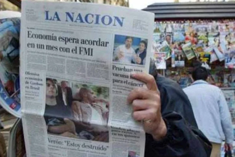 Homem lê jornal La Nación em Buenos Aires (Jean-Pierre Muller/ AFP)