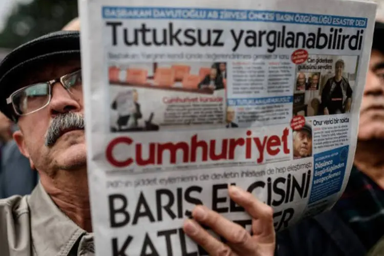 Cumhuriyet: a acusação pede penas específicas para cada jornalista, que vão de sete a 43 anos de prisão, por "ajudar uma organização terrorista" (Ozan Kose/AFP)