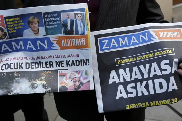 
	Zaman: jornal que foi invadido pelo governo
 (Fabrizio Bensch / Reuters)