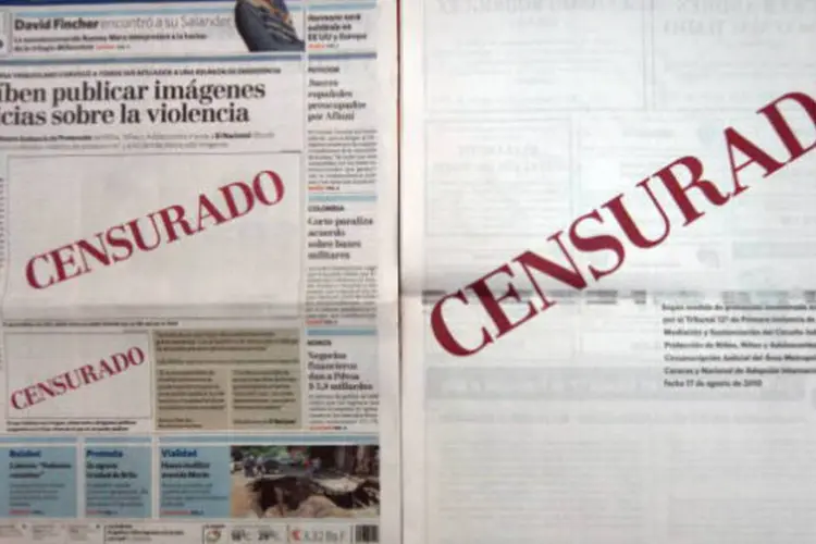 Exemplar de 2010 do jornal venezuelano El Nacional: carga é escoltada por uma equipe de três jornalistas (AFP/Getty Images)