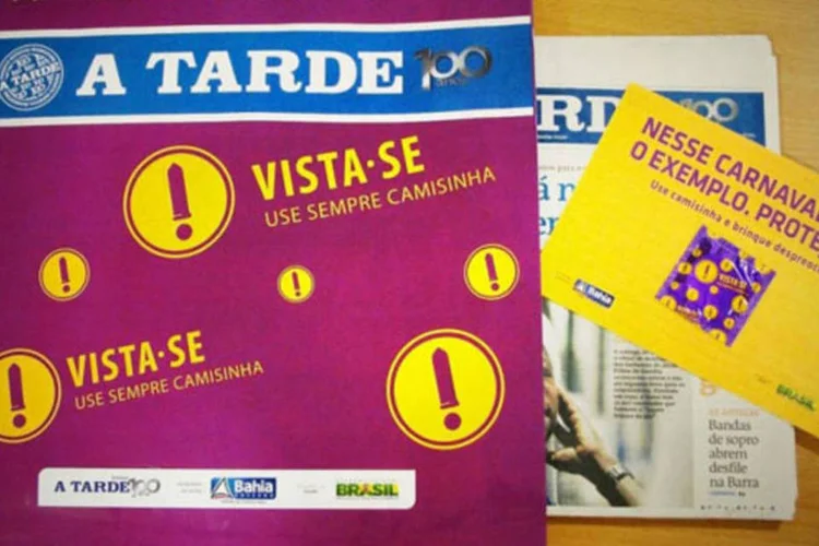 
	Jornal com &quot;camisinha&quot;: peri&oacute;dico veio envelopado para alertar as pessoas sobre a import&acirc;ncia fundamental do uso do preservativo na preven&ccedil;&atilde;o de DSTs
 (Divulgação)