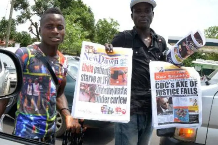 Jornaleiros vendem exemplares nas ruas de Monróvia, Libéria, um dos mais afetados pelo ebola (Dominique Faget/AFP)