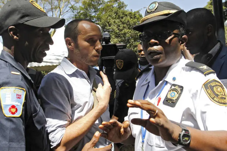
	Burundi: &quot;Os dois estrangeiros foram detidos ao lado de um um grupo de criminosos armados&quot;
 (Thomas Mukoya / Reuters)