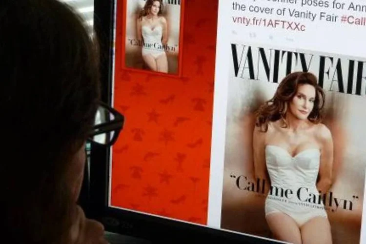 Jornalista olha a capa da revista Vanity Fair de junho, estampada por Caitlyn Jenner (MLADEN ANTONOV/AFP)