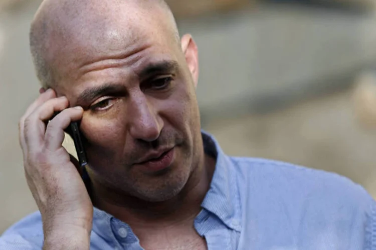 Repórter do New York Times Matthew Rosenberg fala ao telefone após uma entrevista em Cabul, no Afeganistão (Mohammad Ismail/Reuters)