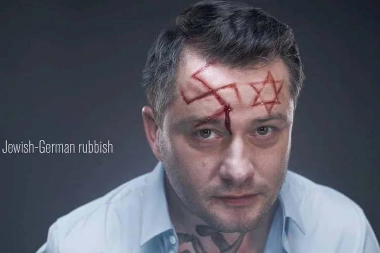 
	O jornalista polon&ecirc;s Jarosław Kuźniar vai sofrendo transforma&ccedil;&otilde;es conforme as palavras de &oacute;dio comentadas na internet
 (Reprodução/YouTube)