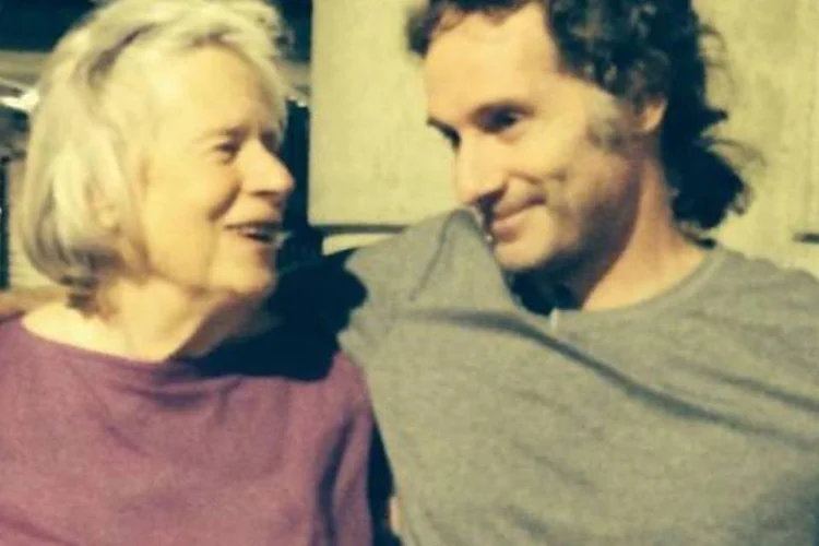 O jornalista Peter Theo Curtis reencontra a mãe, Nancy Curtis, no Aeroporto Internacional de Boston (AFP)