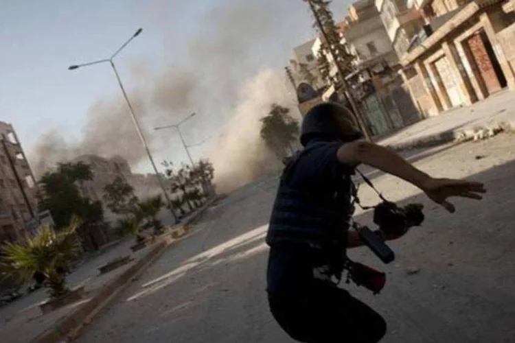 
	Jornalista &eacute; ferido durante confrontos em Aleppo, na S&iacute;ria: atr&aacute;s do Brasil ficaram Col&ocirc;mbia e Honduras (tr&ecirc;s jornalistas mortos em cada)
 (AFP/ James Lawler Duggan)