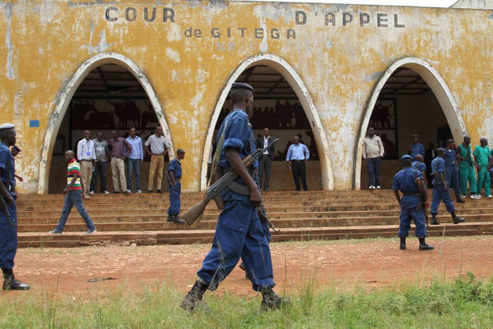 França pede libertação de 2 jornalistas detidos no Burundi