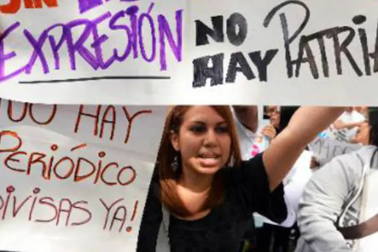 Jornalistas manifestam-se em Caracas: Caracas e outras cidades venezuelanas  registram há um mês protestos, muitos deles com incidentes violentos  (Juan Barreto/AFP)