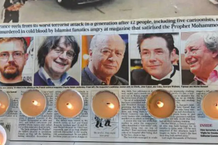 Homenagens aos jornalistas assassinados após atentado à revista Charlie Hebdo (Anne-Christine Poujoulat/AFP)