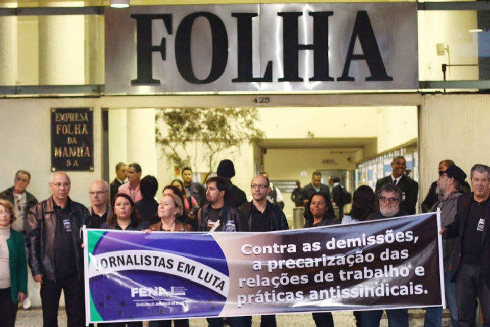 
	Integrantes do sindicato dos jornalistas protestam contra demiss&otilde;es em massa, em frente a sede do jornal Folha de S.Paulo
 (Roberto Parizotti)