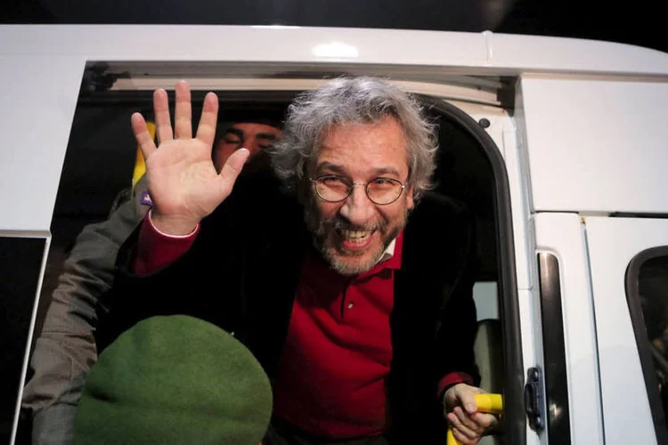 
	Redator-chefe do jornal Cumhuriyet: os dois jornalistas, firmes opositores ao governo de Recep Tayyip Erdogan, foram acusados de espionagem
 (Can Erok / Reuters)
