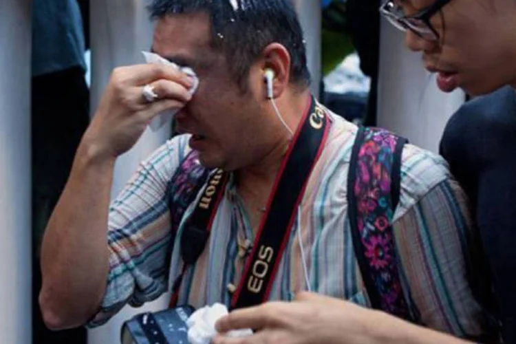 
	Jornalistas atingidos por bomba de g&aacute;s lacrimog&ecirc;neo lan&ccedil;ada pela pol&iacute;cia, em 30 de junho em Hong Kong, na China: as organiza&ccedil;&otilde;es citaram v&aacute;rios casos de agress&atilde;o
 (Anthony Wallace/AFP)