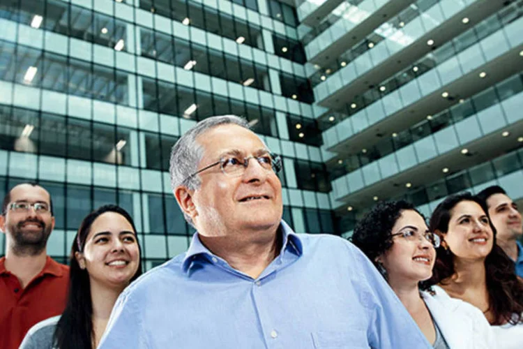 José Alberto Bucheb, entre engenheiros e técnicos na Universidade Petrobras: treinamento e mentoria garantem a transmissão do conhecimento  (André Valentim)
