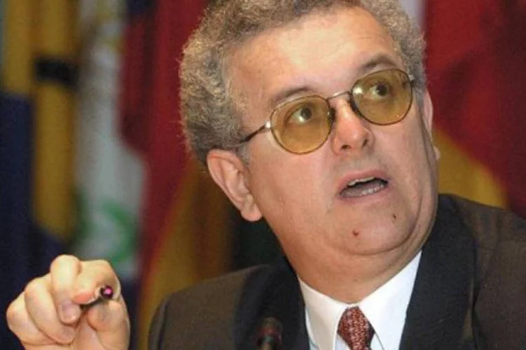 Jose Antonio Ocampo,um dos candidatos à presidência do BM, na Cepal, em 2001 (©AFP/arquivo / Cris Bouroncle)