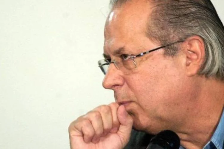 
	Jos&eacute; Dirceu, ex-ministro-chefe da Casa Civil: &quot;ele (Dirceu) vai acatar a intima&ccedil;&atilde;o, mas n&atilde;o posso permitir que ele fale &agrave; Comiss&atilde;o Parlamentar de Inqu&eacute;rito antes de falar ao ju&iacute;zo&quot;
 (Marcello Casal Jr./Agência Brasil)