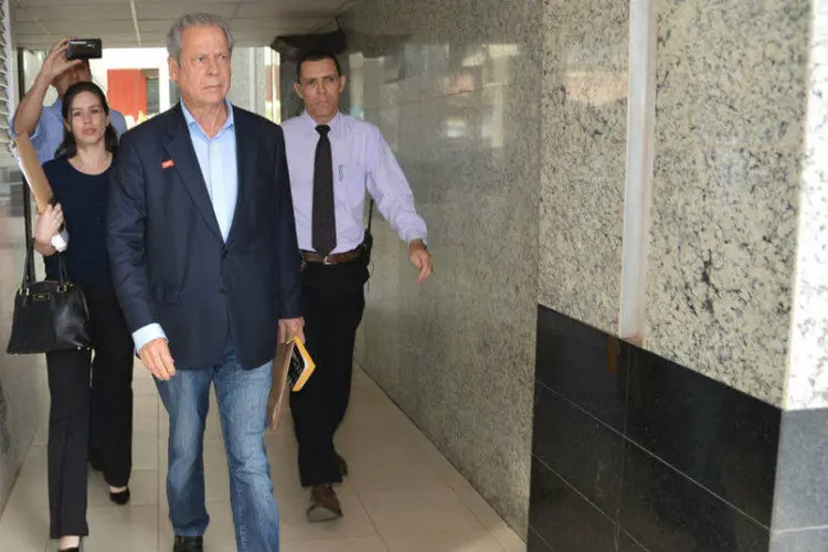 
	Jos&eacute; Dirceu (C): ele foi denunciado pelos crimes de corrup&ccedil;&atilde;o, lavagem de dinheiro e forma&ccedil;&atilde;o de quadrilha
 (Fabio Rodrigues Pozzebom/ABr/Fotos Públicas)