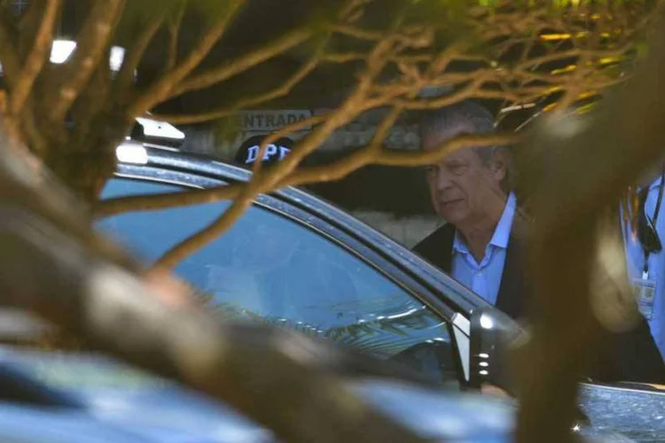 
	Jos&eacute; Dirceu &eacute; escoltado por policiais: outras cinco pessoas foram convocadas a prestar depoimento &agrave; comiss&atilde;o
 (Marcello Casal Jr/Agência Brasil)