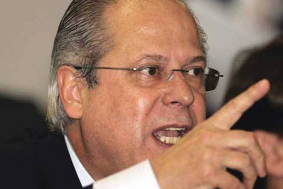 Minoria quer "desestabilizar democracia", diz José Dirceu