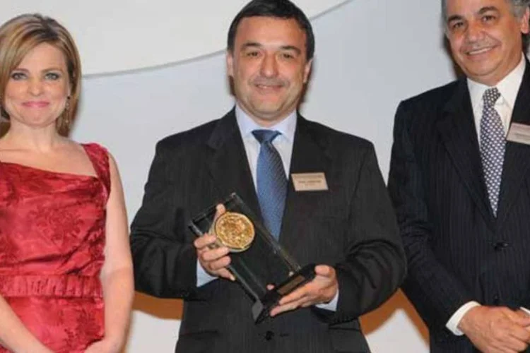 Cláudia Vassallo (esq), diretora de redação da revista Exame, e Edemir Pinto (dir), presidente da BM&FBovespa, entregam o prêmio à José Fuentes, vice-presidente da divisão de eletrônicos e consumo da Samsung (EXAME)