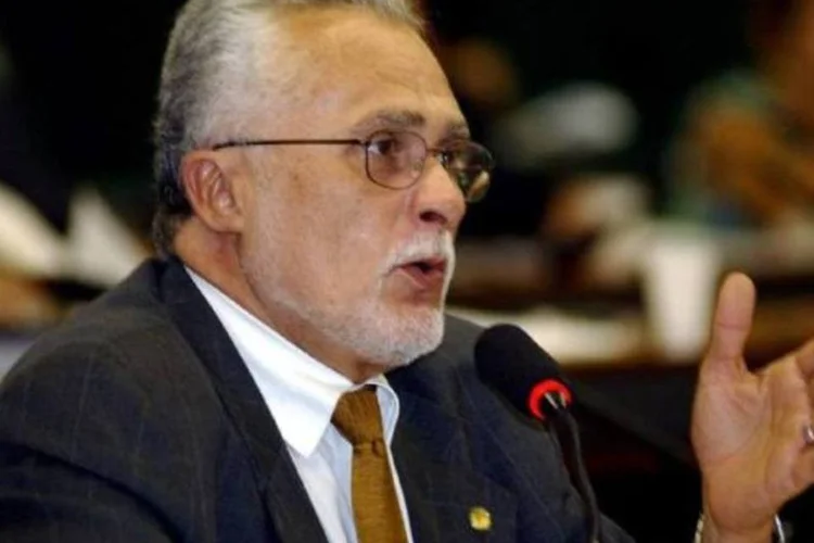 
	O pol&iacute;tico Jos&eacute; Geno&iacute;no: deputado Marco Maia (PT-RS), que deixa o cargo no in&iacute;cio de fevereiro, disse que Genoino pode assumir o mandato porque ainda h&aacute; possibilidade de recurso
 (Fabio Rodrigues Pozzebom/Agência Brasil)