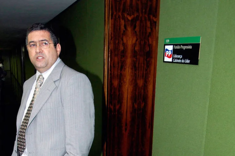 
	Jos&eacute; Janene (PP), na C&acirc;mara, em 2005: a vi&uacute;va diz que nunca teve conta conjunta com o pol&iacute;tico, mas admitiu que pode ter assinado sem ler documentos oferecidos pelo ex-deputado
 (Arquivo/VEJA)