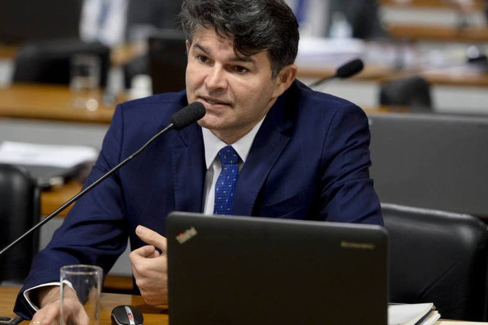 Senador critica decisão contra Bolsonaro e é repreendido