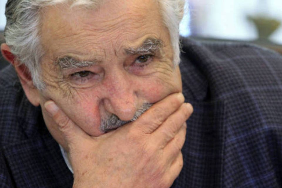 Mujica comemora seu aniversário em marcha por desaparecidos