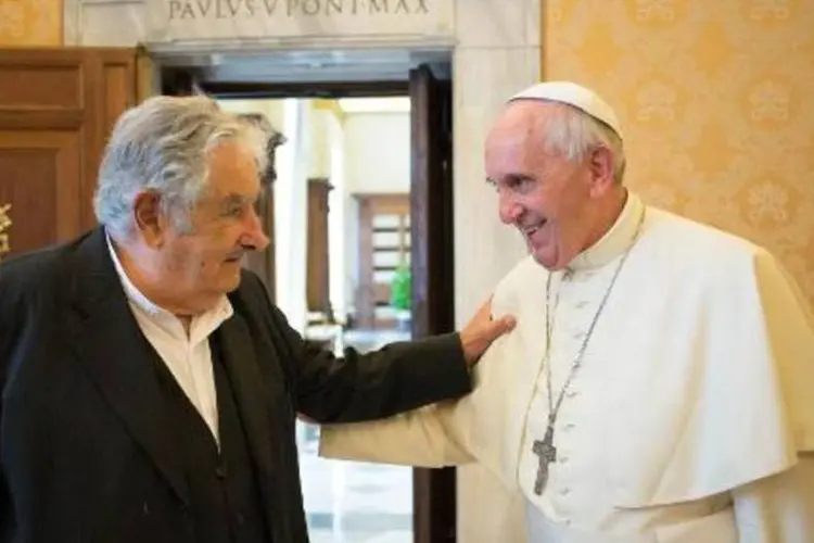 O ex-presidente e atual senador do Uruguai, José Mujica (E), foi recebido pelo papa Francisco (OSSERVATORE ROMANO/AFP)
