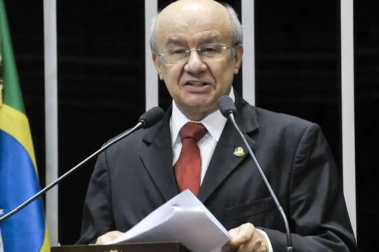 
	Jos&eacute; Pimentel: ele defendeu investigar supostas irregularidades na Petrobras feitas no governo FHC
 (Geraldo Magela/Agência Senado)