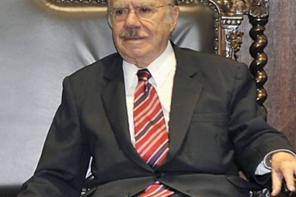 Sarney é submetido a cateterismo e passa por cirurgia