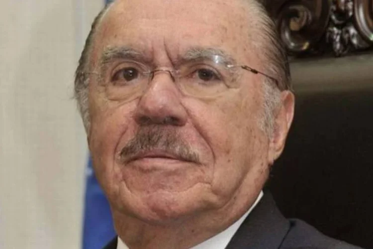 Sarney: "Não vejo clima político diferente da nossa rotina, há sempre um clima de tensão com problemas que temos de digerir todos os dias" (José Cruz/ABr)
