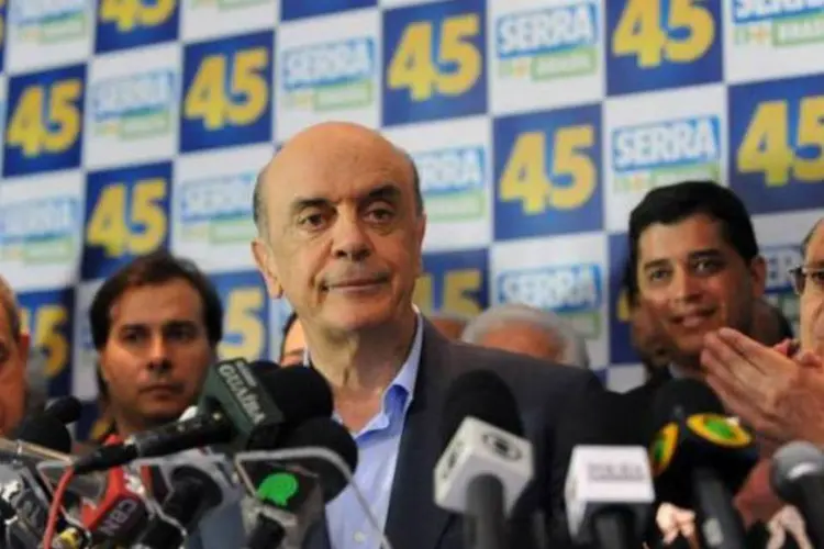 Durante o discurso em que aceitou a derrota, José Serra também indicou que não se retira da vida pública (Fabio Rodrigues Pozzebom/AGÊNCIA BRASIL)