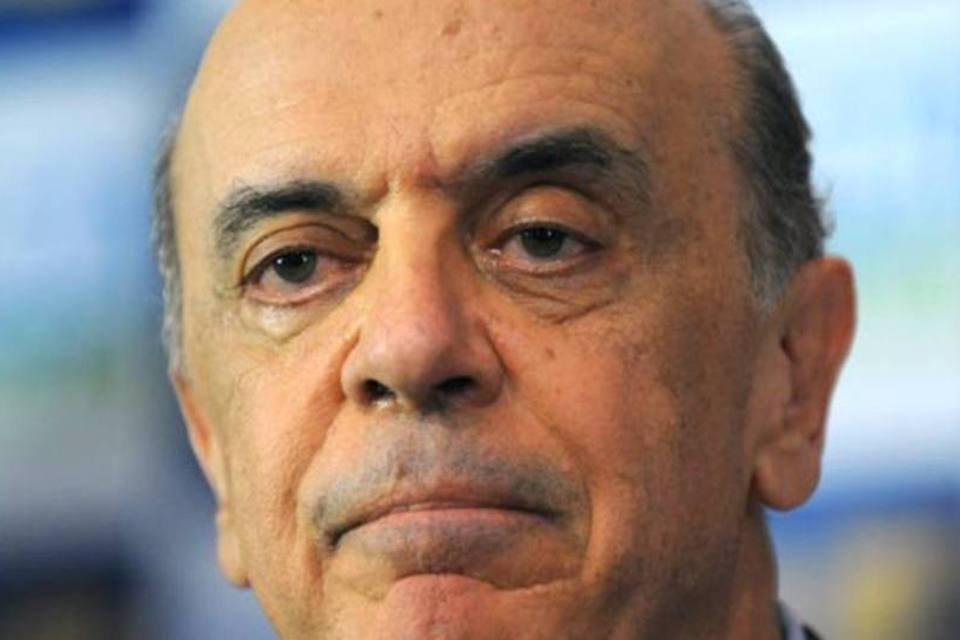 Serra discute votação do mínimo com líder do PSDB