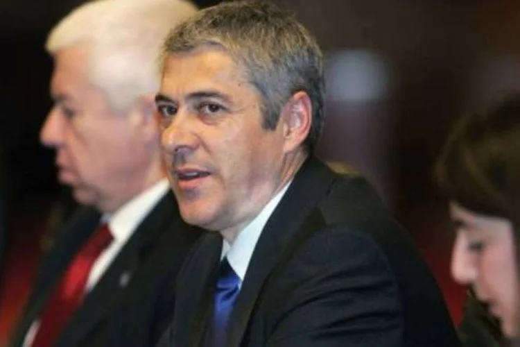 José Sócrates, primeiro-ministro de Portugal, espera que plano de corte de gastos seja aprovado no parlamento amanhã (.)